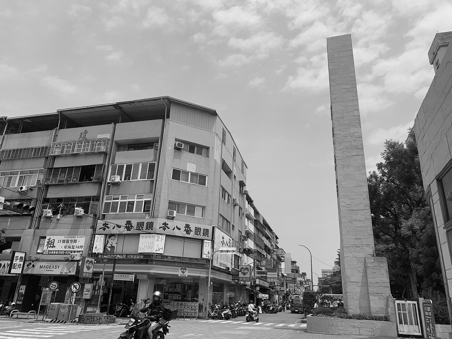 Feng Chia University Gate and Wenhua Road. Image credits Lorena Alessio