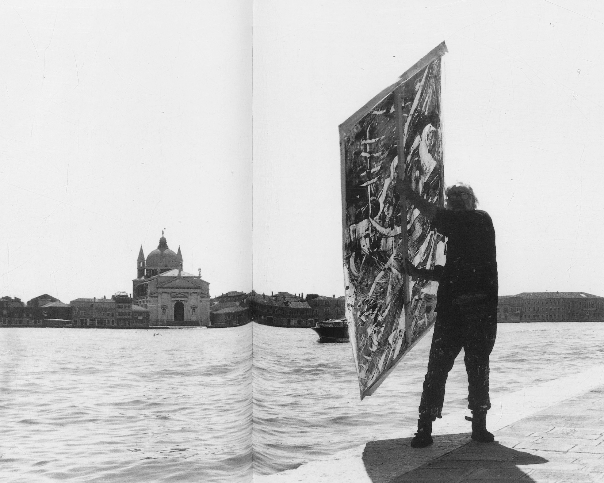 Fotografia di Emilio Vedova tratta da Pictures for the Sky: Art Kites, catalogo della mostra tenutasi presso il Mie Prefectural Art Museum, Mie, Giappone, dal 30 luglio al 3 settembre 1988.